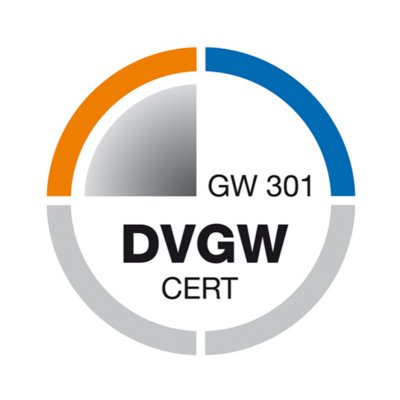 Ein rundes Logo mit orangefarbenem, grauem und blauem Segment, das die Aufschrift 'DVGW CERT' und 'GW 301' enthält.