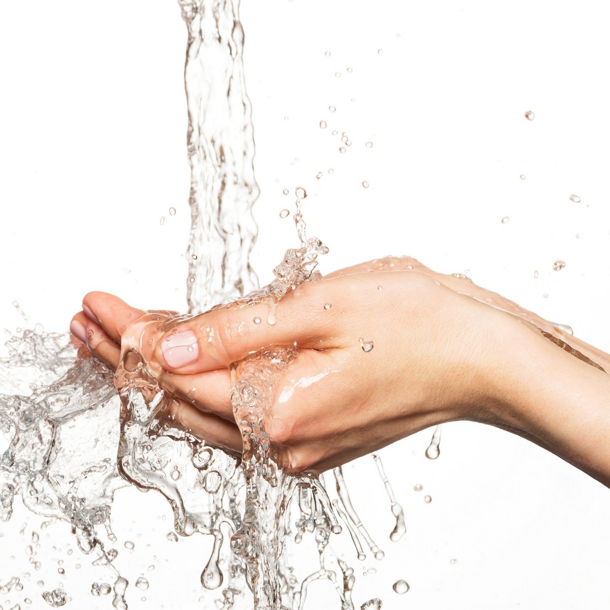 Die Hände sind geöffnet und fangen Wasser, das in einem dynamischen Strahl herabkommt, umgeben von spritzenden Tropfen.